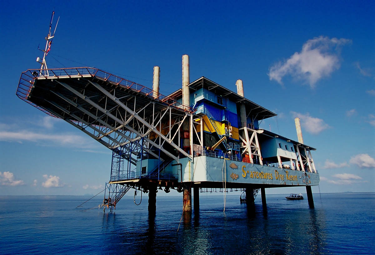 Celebes-Sea-Oil-Rig-Resort-Diving-NeoPlaces-06